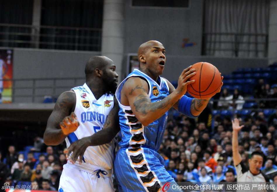 比赛结束后，马布里独自一人望向大屏幕，刺眼的比分映在他布满汗水的脸上，那深邃的眼神里混合着不甘、失望与对胜利的无限眷恋。