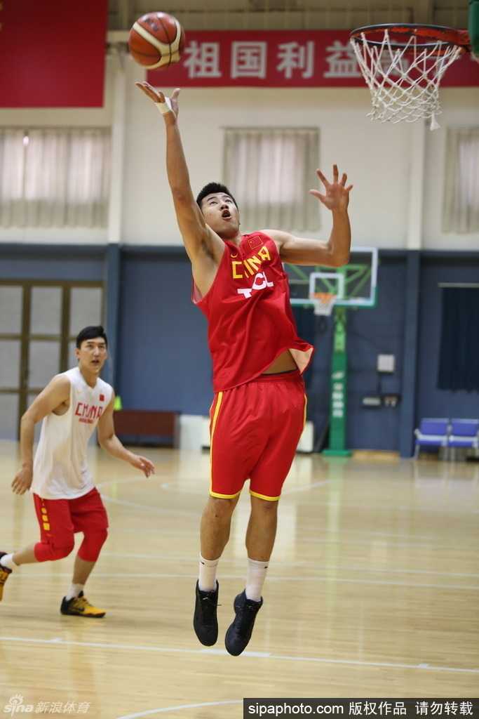 高原砺剑 男篮众将全力以赴备战里约奥运 丁彦雨航突破分球,眼神犀利如刀,仿佛要撕裂对手的防线,开启自己丁神的进化之路