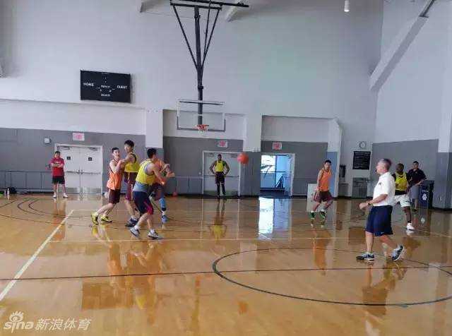 飞虎将士们在美国的训练馆内集结，眼神坚毅，浑身散发着对提升自我的渴望，仿佛一头头蓄势待发的猛虎。