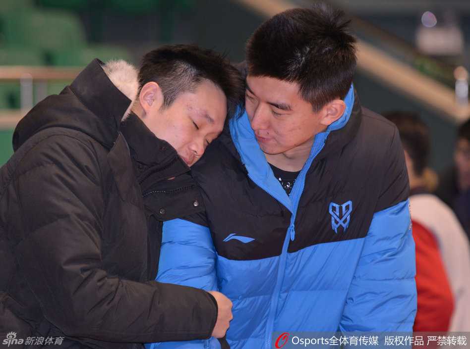 丁彦雨航在赛前热身中略显疲惫，他弯着腰，双手撑在膝盖上，汗水顺着脸颊滑落，眼神中透露出连日征战的劳累。