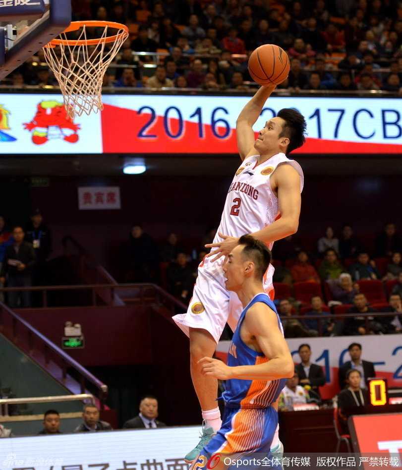 汤普森如猛兽出笼，接队友妙传后顺势起跳，双手重锤式灌篮炸裂篮筐，这记暴扣仿佛要将此前落后的闷气全部宣泄而出！