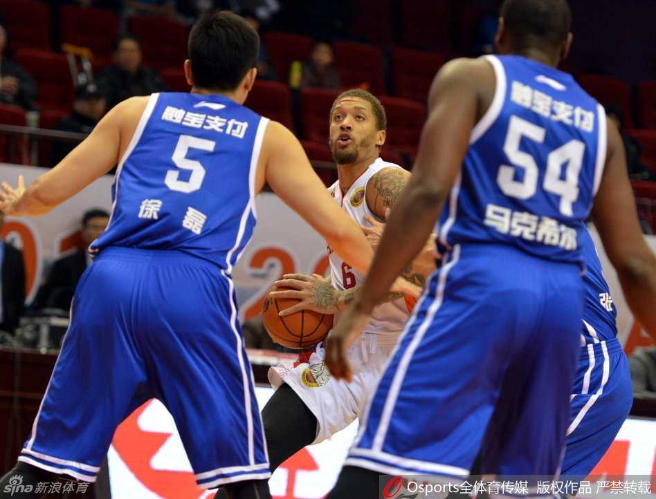 比斯利目光如炬凝视篮筐，仿佛要将篮网点燃