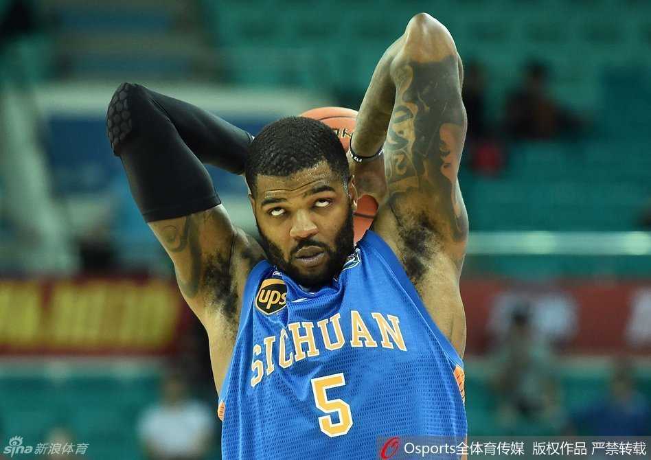 身披四川队训练服的约什·史密斯正在拉伸筋骨，神情专注地准备即将到来的CBA首秀。