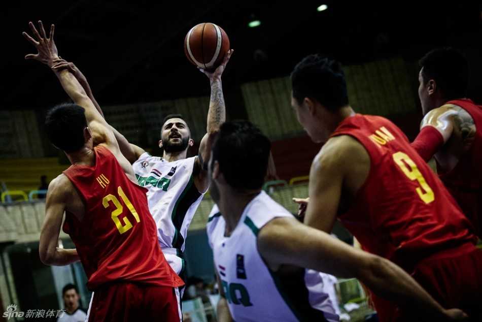 在一次成功的防守或得分后，刘志轩紧握双拳，青筋暴起，对着场边或队友霸气怒吼，仿佛要将胸中的压抑与斗志全部释放出来。