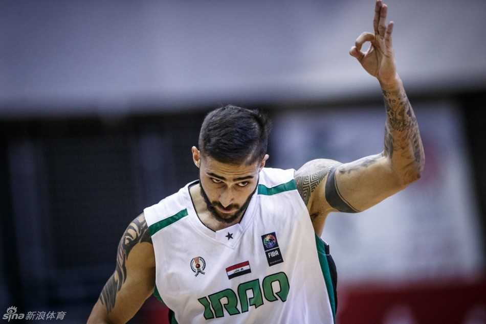 崔晋铭犹如一把尖刀，压低重心，利用快速的交叉步变向，强硬地撕开伊拉克队的防线，带球向禁区坚决突破。