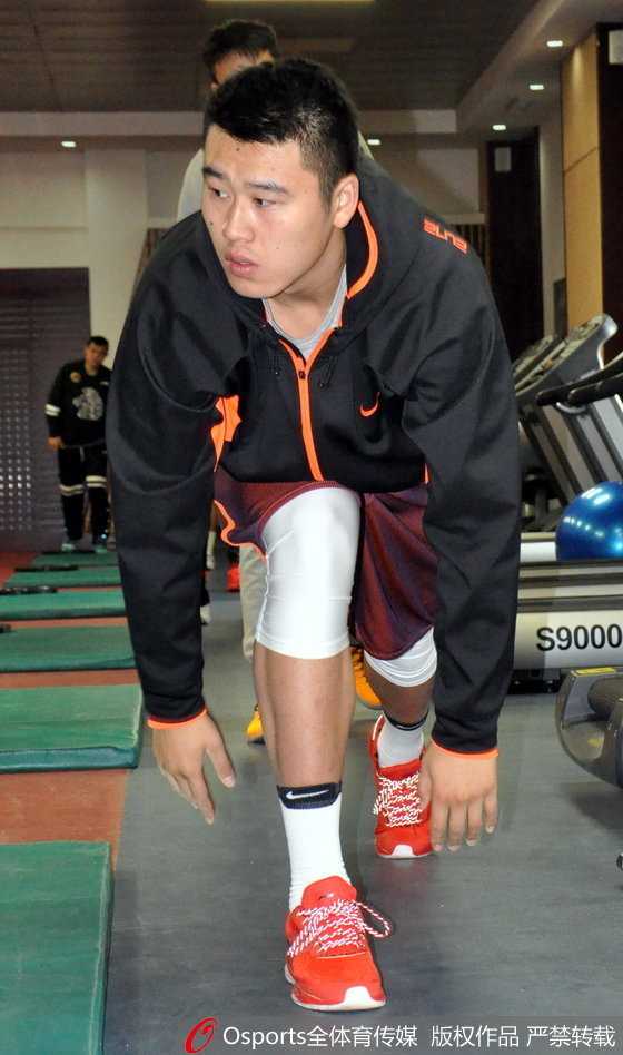 齐鲁健儿挥汗蓄力 外援科尔全力以“复”备战晋鲁大战 训练中的科尔表情专注而严肃,汗水顺着脊背流下,他正在用超大重量的器械雕刻着自己的核心肌群。