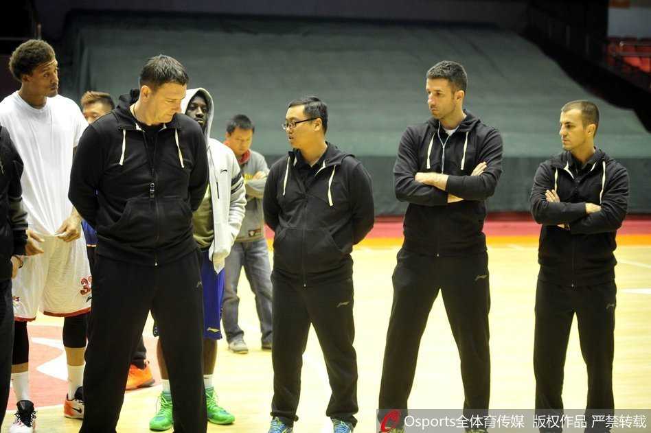 主教练凯撒神情专注地双手叉腰，在场边近距离观察弟子们的投篮手感，他的眼神里写满了对新赛季战术部署的严谨与期待。