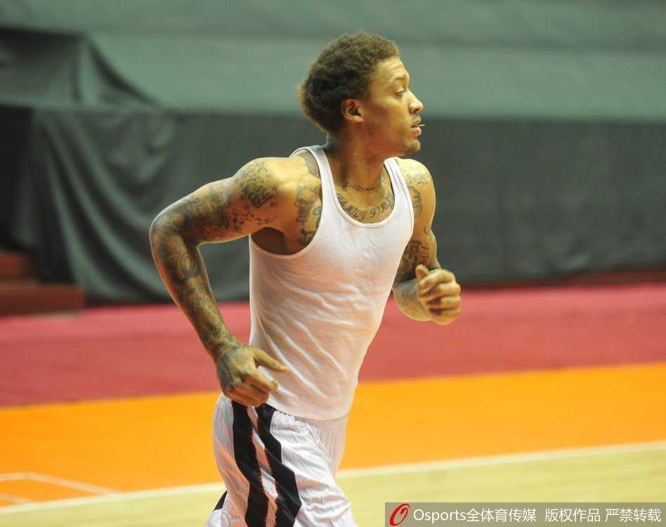 外援比斯利在训练中展现细腻的技术，他灵活地运球穿过人墙，面对补防的队员轻巧挑篮得分，引得场边队友一阵喝彩。