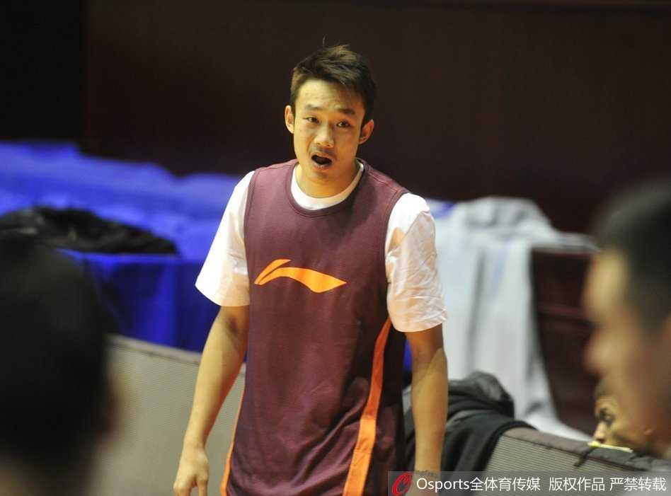 外线射手群进行着高强度的接球投篮训练，篮球在空中划出优美的弧线，连续空心入网的声音如同新赛季冲锋的号角。