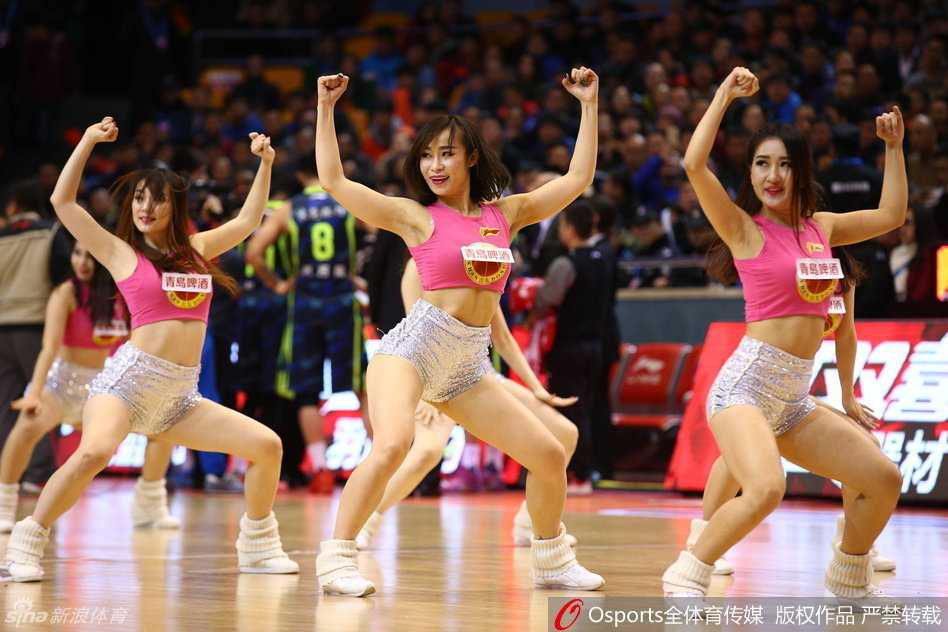 一位篮球宝贝在退场时回眸一笑，尽管比赛失利，但她甜美的笑容依然能融化人心，展现了赛场之外温情的一面。