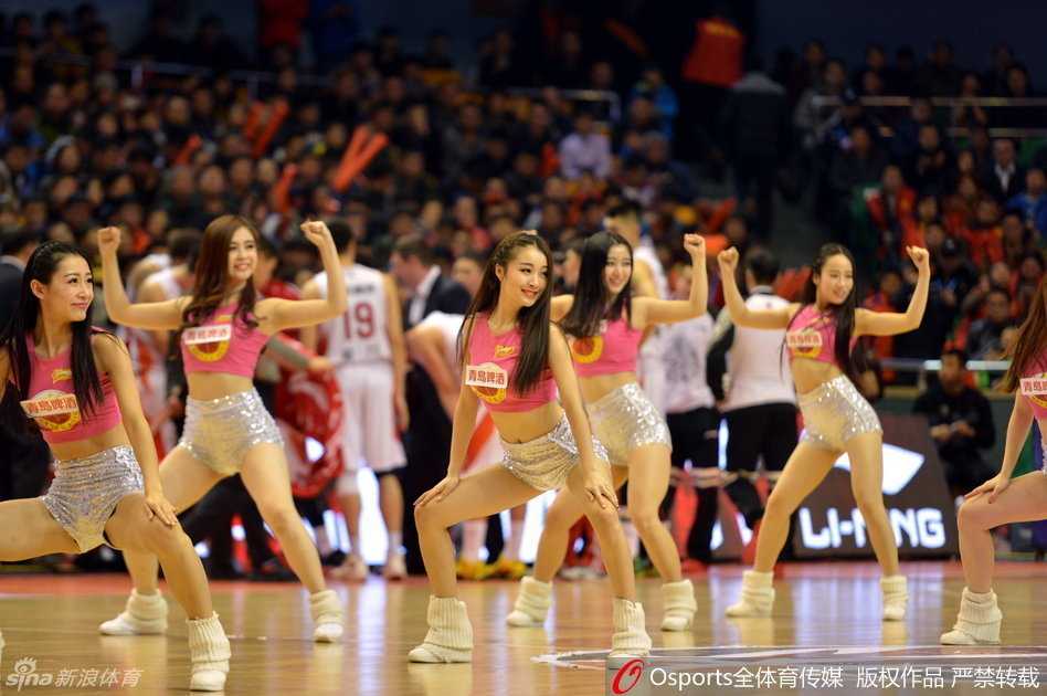 金色彩衣的篮球宝贝们单膝跪地，双手指向远方，眼神中充满了自信与激情，仿佛在用舞蹈为山东将士们指明胜利的方向。