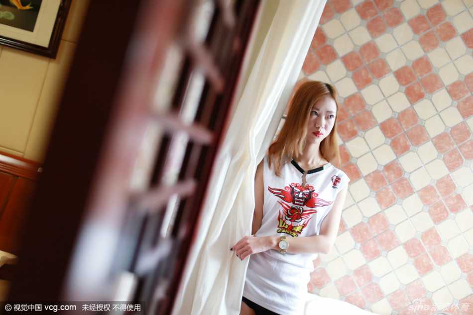 齐鲁最美的守候:记山东高速男篮连败阴影中的那位“杨柳飞燕” 杨柳倚靠在门边独自一人守候,修长笔直的双腿在光影下显得格外吸睛,眼神中透露出对山东高速将士们的无限期盼与支持