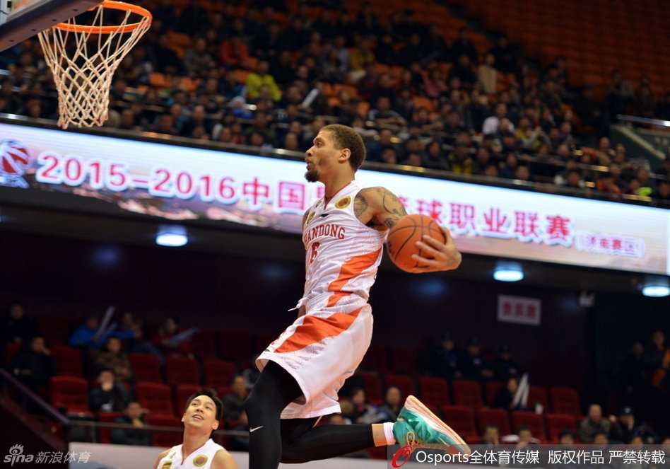 浙江广厦外援帕戈在两人围堵下依然腾空上篮，展现出惊人的身体控制力，林志杰在一旁随时准备接应。