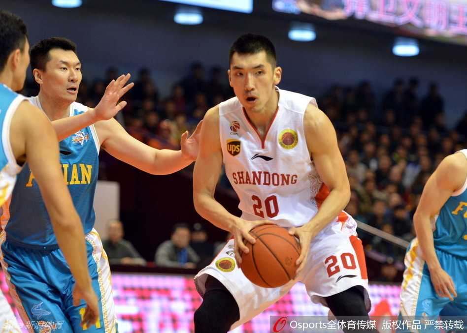 山西队葛昭宝在内线卡位，他张开双臂牢牢占据有利地形，为队友的突破创造了空间。