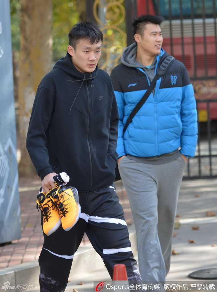 主教练凯撒化身严厉的指挥官，他伸手拦住准备上篮的队员，亲自示范跑位路线，指尖的方向如同将军的佩剑，直指对手八一队的防线心脏。