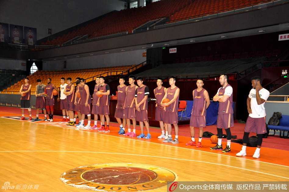 训练馆内哨音清脆，山东高速男篮众将士围拢在一起，主教练凯撒双手比划着战术，全队眼神坚毅，这是新 cycle 的第一声怒吼，宣告着备战进入最后的冲刺阶段。