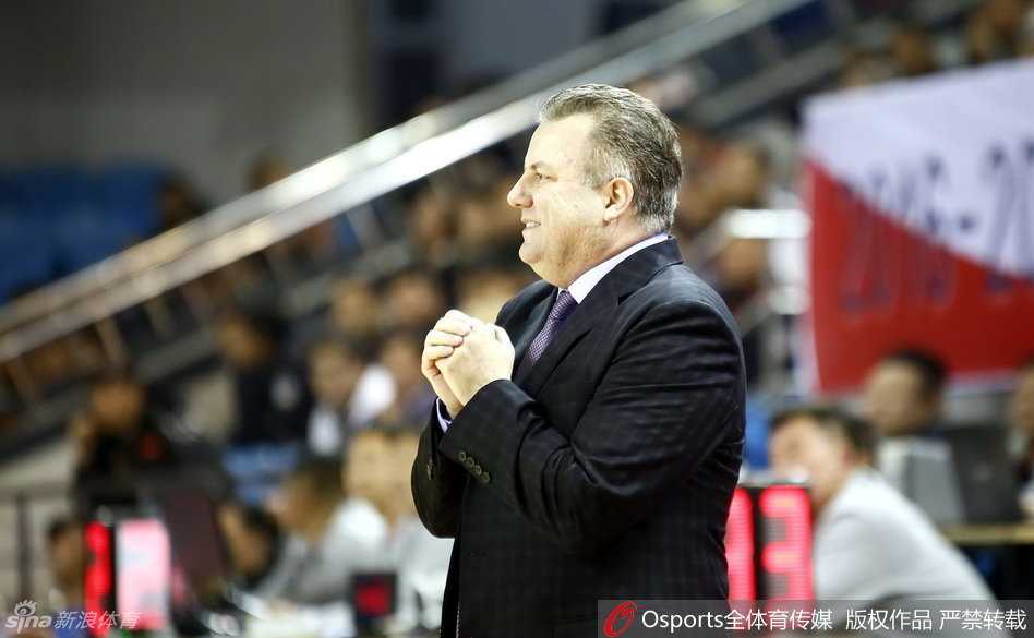 五名球员在篮下同时起跳，手臂交织成一片密林，篮球悬在半空成为众矢之的，将CBA赛场上的寸土必争展现得淋漓尽致。