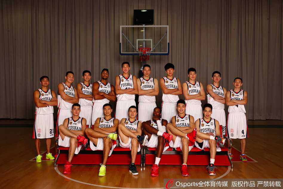 唐正东身披佛山战袍，在内线凭借扎实的背身单打技术强攻，眼神坚定，仿佛梦回巅峰时期的三连MVP荣光。