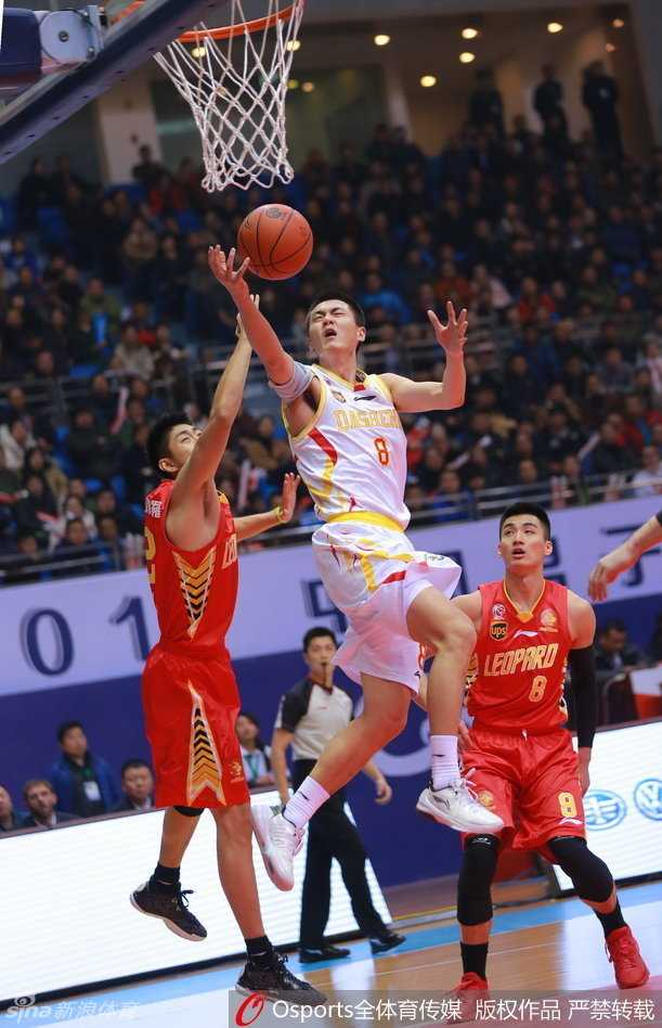 外线射手冷静出手，皮球划出彩虹弧线直穿网心