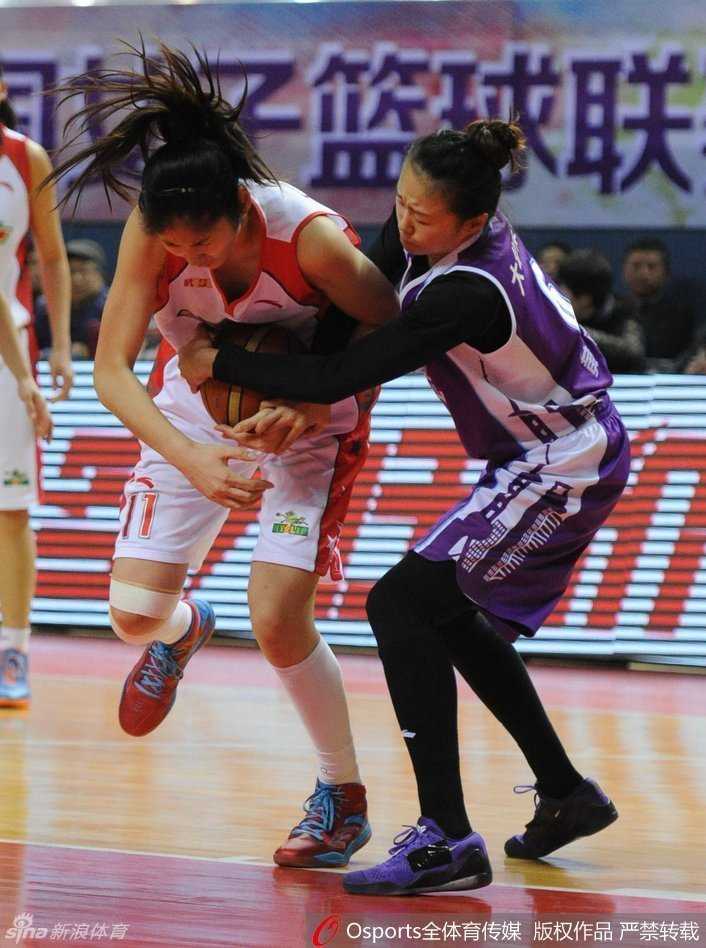 WCBA季后赛烽火燃起:八一女篮迎战上海,山西与北京上演宿命对决 玛雅·摩尔运球强行突破,北京队两名防守球员夹击之下,她依然保持着身体的平衡,眼神中透露着对胜利的极度渴望,仿佛没有任何人能阻挡她前进的步伐。