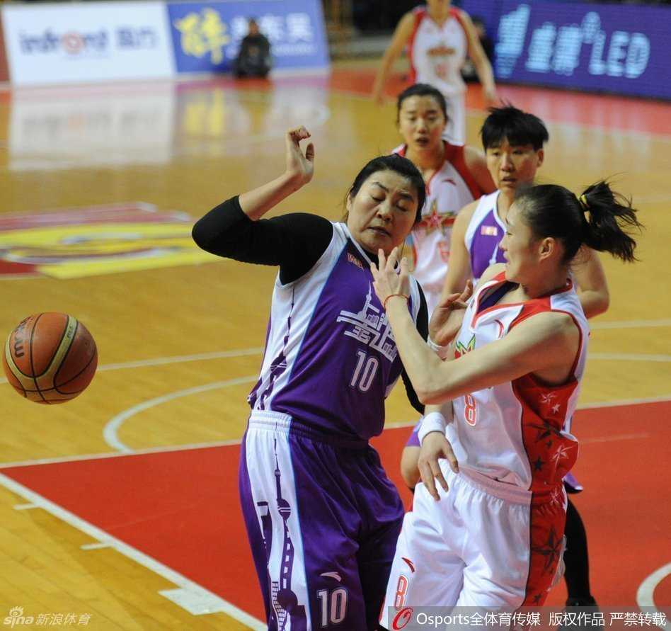 WCBA季后赛烽火燃起:八一女篮迎战上海,山西与北京上演宿命对决 上海队外援坎贝奇背身单打,她如山一般的身躯卡住防守位置,手腕轻巧一勾,篮球划出高高的抛物线空心入网,八一队两名防守球员的脸上写满了无奈与不甘。