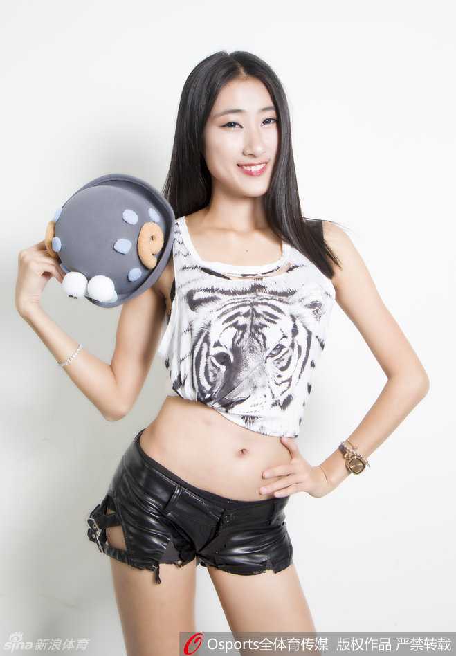 🏀 宏远虎威耀赛场,篮球宝贝燃情助威CBA经典战役 🏀 近景镜头下,一位宝贝轻抚着老虎背心上的纹路,眼神专注地望向赛场。这身虎纹战袍不仅是一件演出服,更承载着对球队勇猛无畏的深切期许。