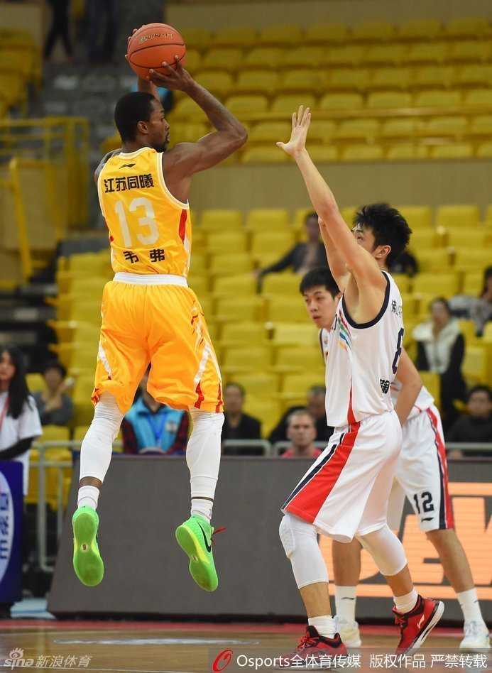 📸 三外援狂轰83分!江苏同曦演惊天逆转 佛山悍将空砍30+16 江苏队员高高跃起,迎着佛山外援贝尼蒙的封堵,狠狠将球砸进篮筐,地板的震动仿佛透过屏幕传来