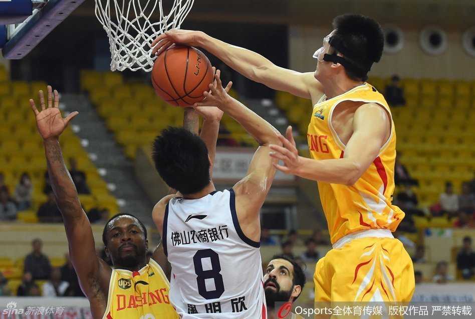 📸 三外援狂轰83分!江苏同曦演惊天逆转 佛山悍将空砍30+16 任骏威高位策应,韦弗如猎豹般空切跑出空位,接球后迎着扑防冷静出手,篮球划出完美弧线