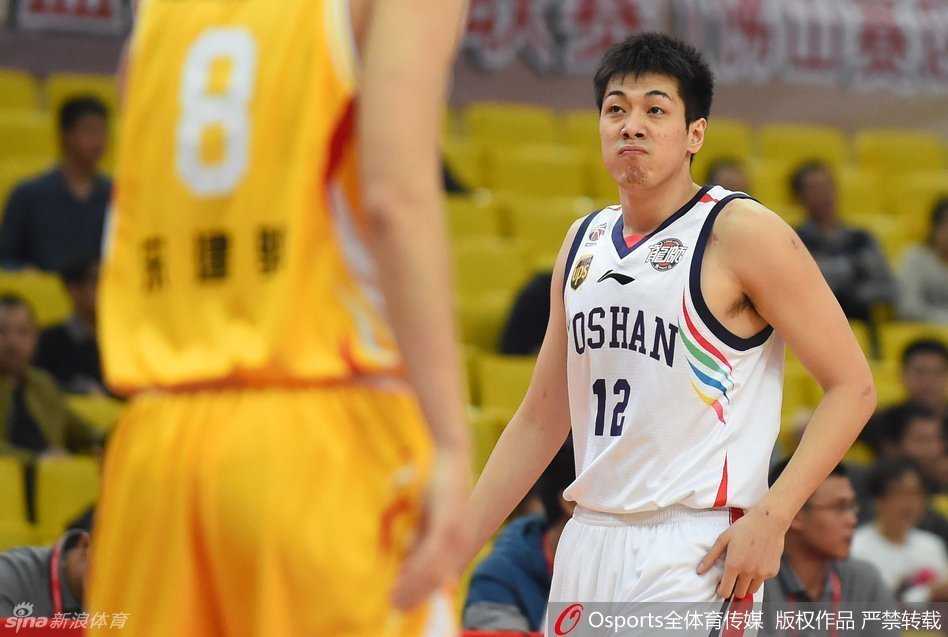 📸 三外援狂轰83分!江苏同曦演惊天逆转 佛山悍将空砍30+16 桑尼在禁区边缘遭遇佛山两人凶狠夹击,他高举高打,用强壮身体顶开空间寻找队友