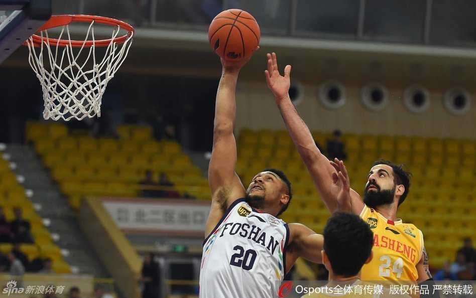 📸 三外援狂轰83分!江苏同曦演惊天逆转 佛山悍将空砍30+16 佛山外援贝尼蒙面对夹击毫无惧色,强行起跳上演旱地拔葱,与江苏同曦内线肌肉男惨烈肉搏