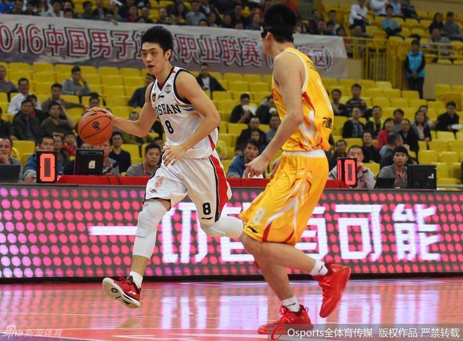 📸 三外援狂轰83分!江苏同曦演惊天逆转 佛山悍将空砍30+16 杰罗姆-乔丹背身单打,强硬转身抹入禁区,面对补防悍然起跳,完成双手大力灌篮