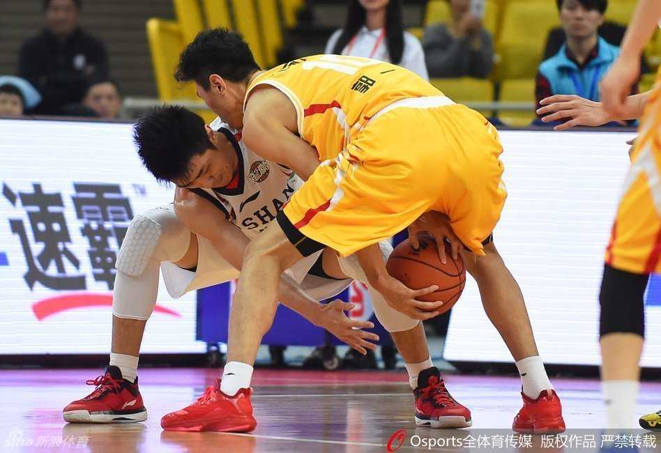 📸 三外援狂轰83分!江苏同曦演惊天逆转 佛山悍将空砍30+16 鞠明欣运球强行突破,遭遇江苏同曦多人组成的铁索横江防线,皮球在激烈拼抢中几乎变形