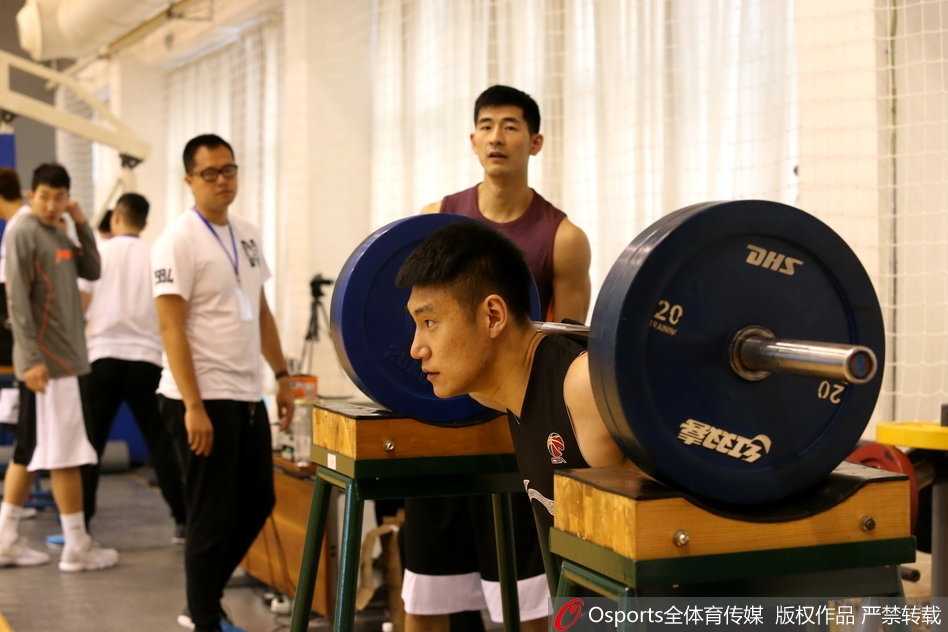 等待测试的球员队列中，大家互相鼓励，有的在交流发力技巧，有的则在调整呼吸，为即将到来的卧推测试做准备。