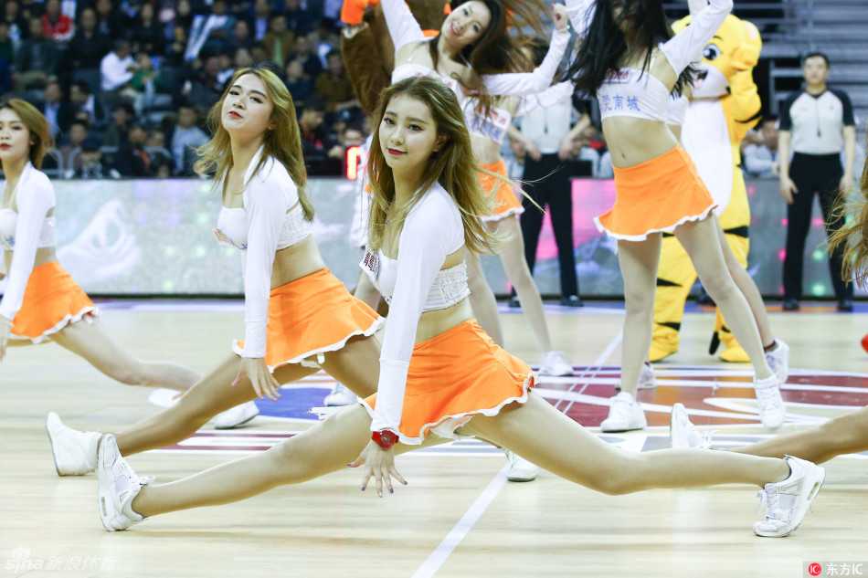 一个高难度的托举动作，宝贝在半空中舒展身姿，如同冰上飞燕，展现出力与美的完美结合。