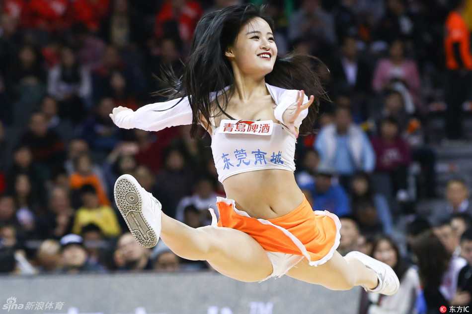 队员们摆出帅气的结束造型，即使气喘吁吁，眼神中也闪烁着自信与骄傲，定格了她们的高光时刻。