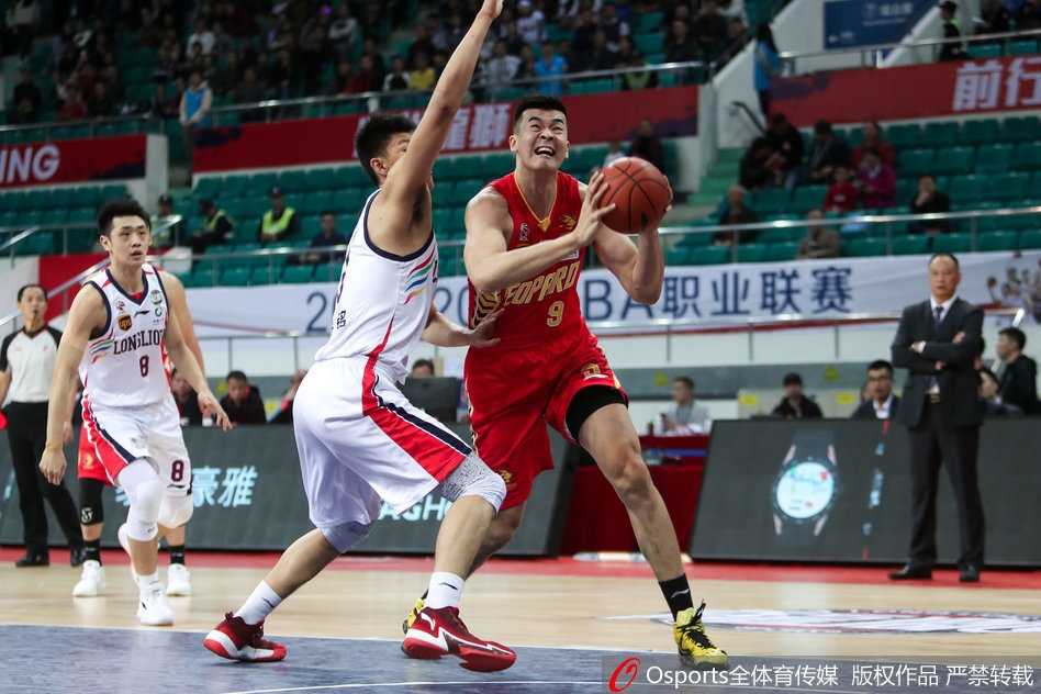 广州队外援桑尼面对深圳队多人包夹防守，依然强硬出手投篮，眼神中充满对胜利的渴望