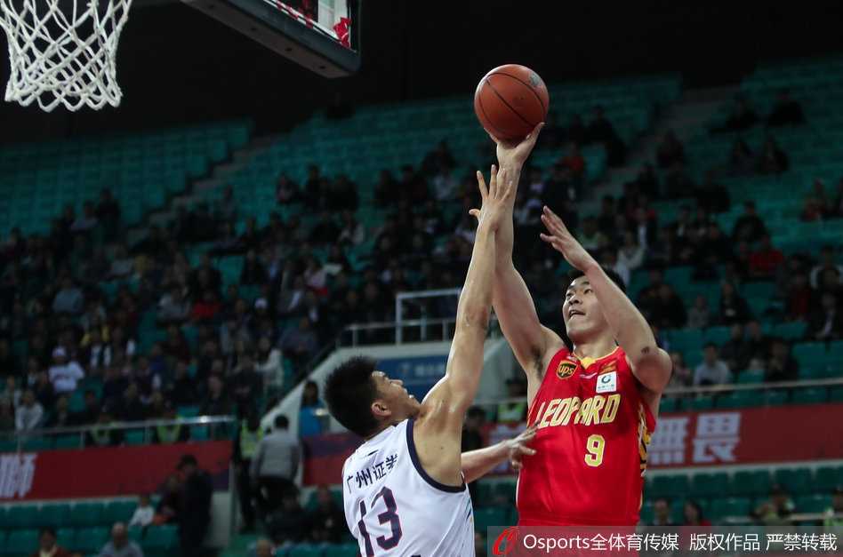 广州队汉斯布鲁与深圳队李慕豪在篮下肌肉碰撞，激烈卡位争夺篮板球，空气中弥漫着德比大战的火药味