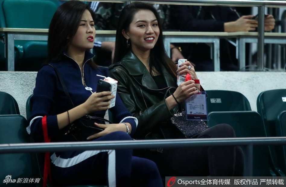 比赛进入白热化阶段，这位戴着帽子的美女球迷紧张地捂住了嘴巴，眼神中透露出一丝焦虑与期待，她全身心投入到比赛的每一个回合，情绪随着篮球的轨迹而起伏。