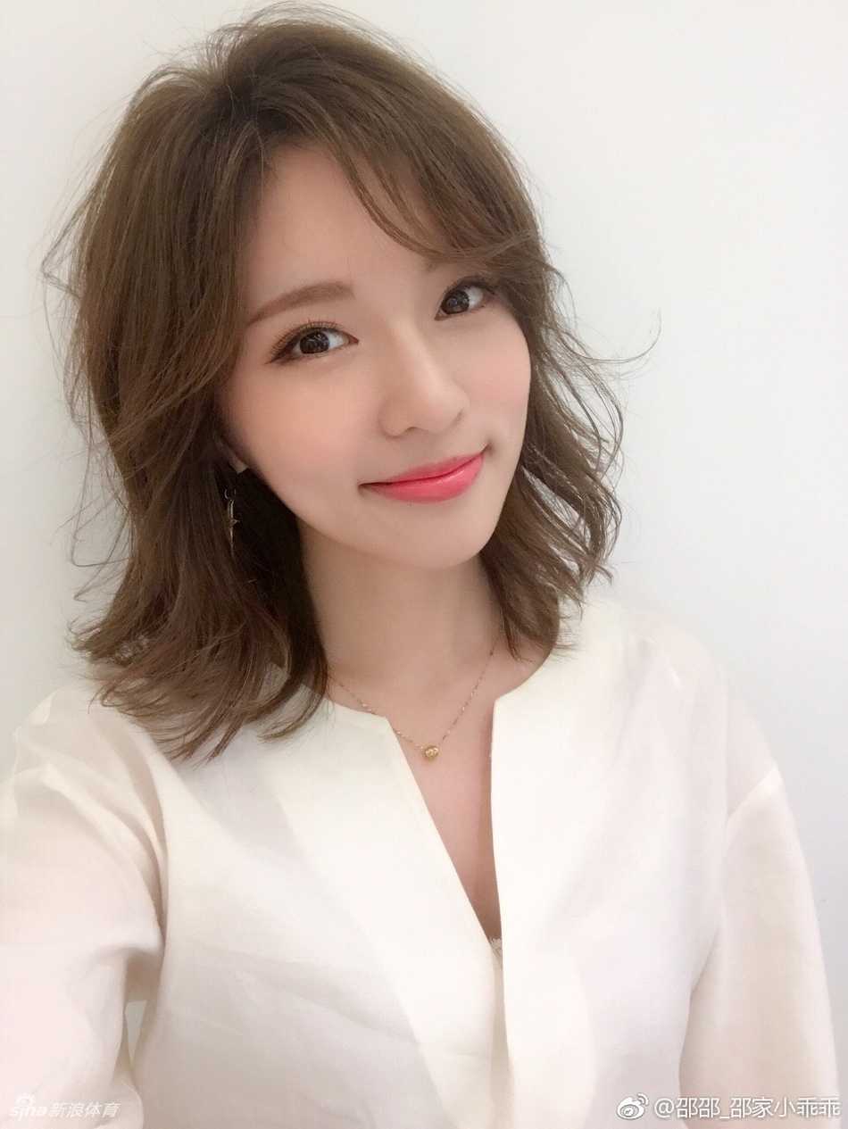 邵邵眼神深邃，轻抚秀发，自然流露出一种不经意的性感，让人移不开眼
