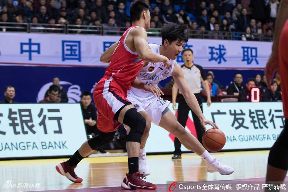 江苏与广州队员篮下激烈卡位争抢篮板球，手臂纠缠肌肉碰撞瞬间