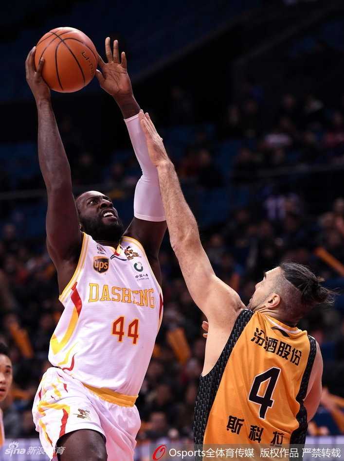 同曦队外援希克森在山西队多人围堵下依然强行起跳，完成了一记势大力沉的单手劈扣，展现了惊人的爆发力和统治力。