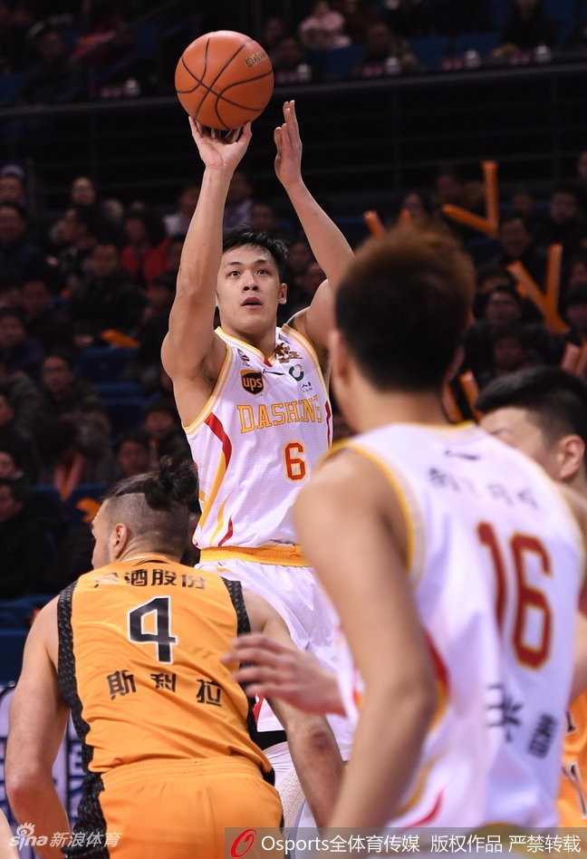 山西队沃伦如闪电般突破同曦队的防线，他高高跃起，在对抗中寻找出手机会，这道身影正是山西队追分势头的最好写照。