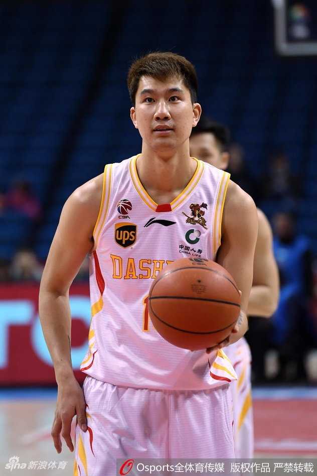 山西队原帅在底角接到队友传球，手起刀落命中关键三分，这一刻他成为了决定比赛走向的胜负手，全场为之惊叹。