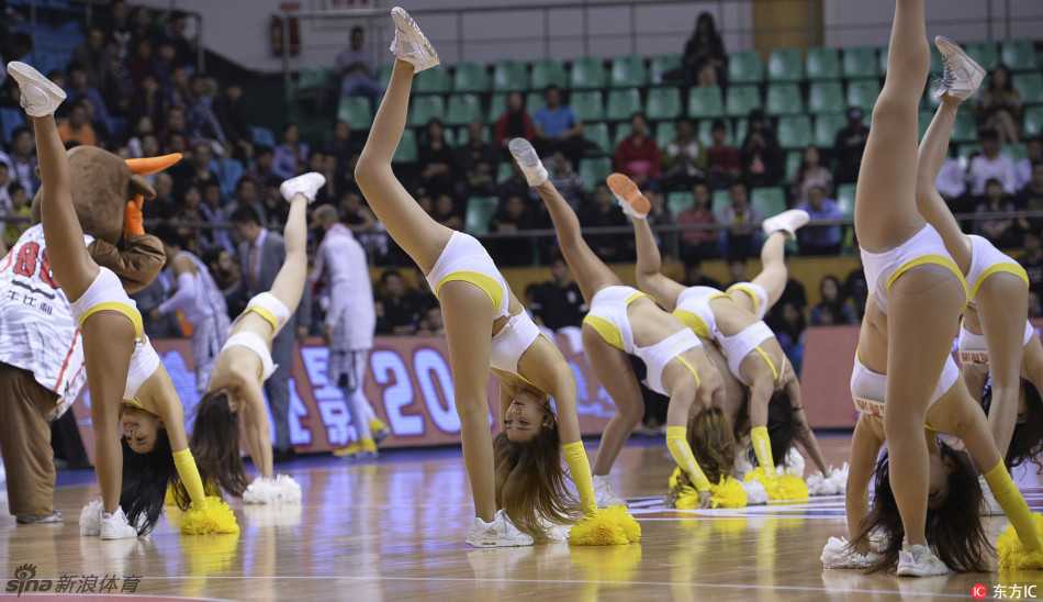 灯光打在她们洋溢的笑脸上，姑娘们手持彩球，动作刚劲有力，势如破竹，寓意着球队在即将到来的季后赛中气吞山河。