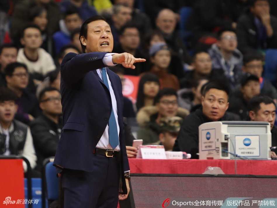 新疆队内线悍将孙桐林在篮下卡位，高高跃起摘下前场篮板，面对三人合围强起补篮，彰显了硬汉本色。