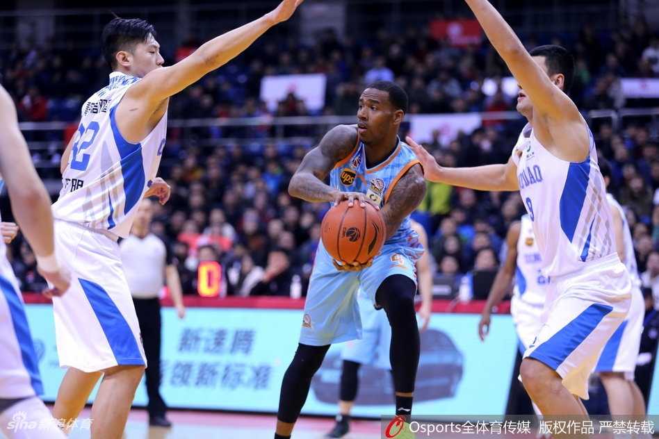 青岛队得分机器吉布森面对防守悍将西热力江的贴防，依然凭借华丽的运球技巧觅得出手空间，急停跳投出手，眼神中透出坚毅。