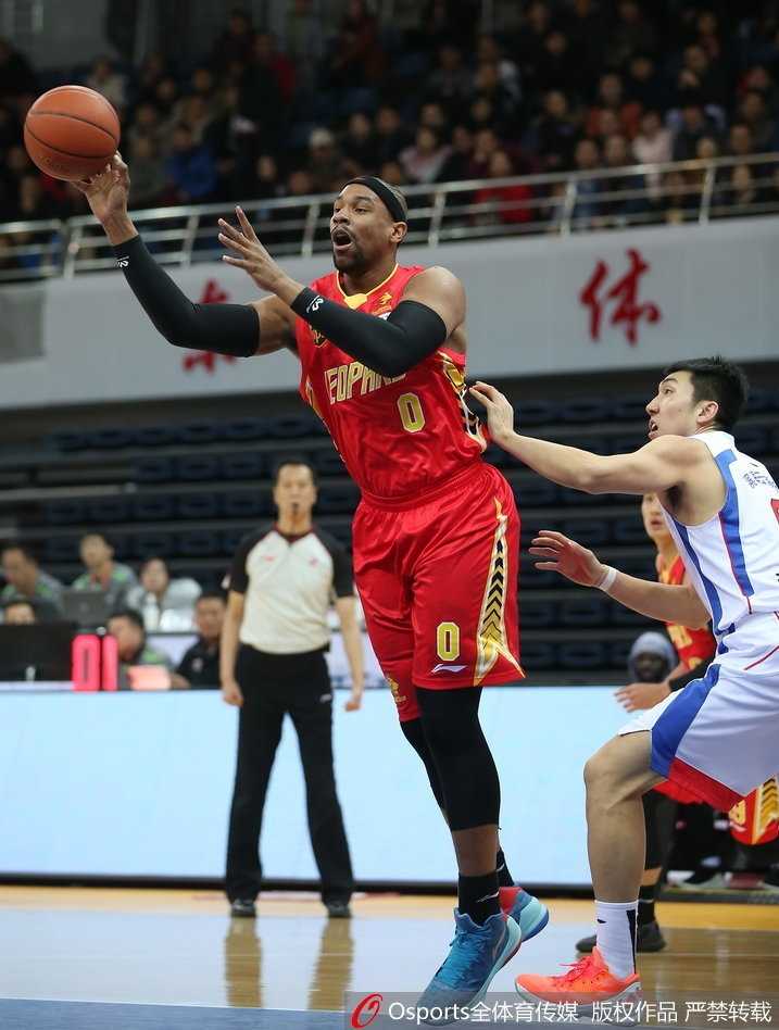天津队小外援杰特在深圳队严密防守下，寻找传球空档，眼神中透露着焦急