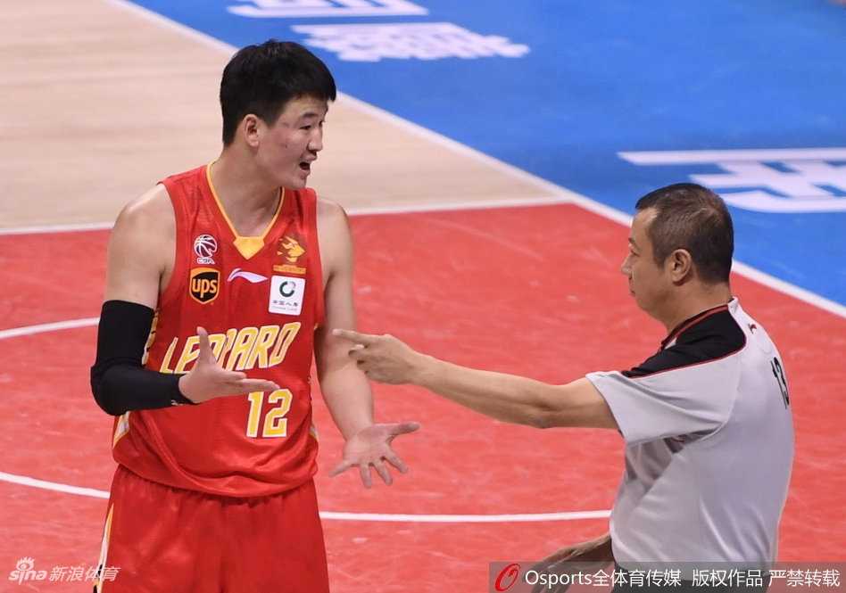 CBA常规赛第二十六轮同曦主场逆转深圳上演复仇好戏 同曦内线悍将希克森在深圳队的重重包围之下,奋力跃起,用宽厚的肩膀扛开防守,强硬地摘下前场篮板,为球队争取到了宝贵的二次进攻机会,眼神中充满了对胜利的渴望。