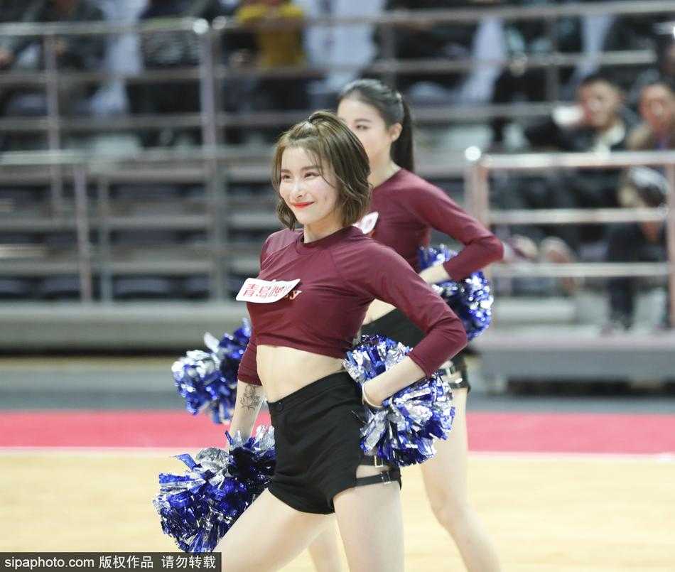 CBA常规赛第十九轮八一险胜福建 篮球宝贝成靓丽风景线 篮球宝贝们身姿挺拔,在赛场中央整齐列队,她们脸上洋溢着灿烂的笑容,向现场观众挥手致意,瞬间点燃了全场热情。