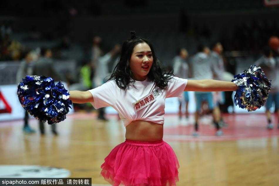 CBA常规赛第十九轮八一险胜福建 篮球宝贝成靓丽风景线 一位篮球宝贝正在赛场中央尽情热舞,她张开双臂,身姿舒展,仿佛一只翩翩起舞的蝴蝶,全情投入地享受着这个属于她的舞台。
